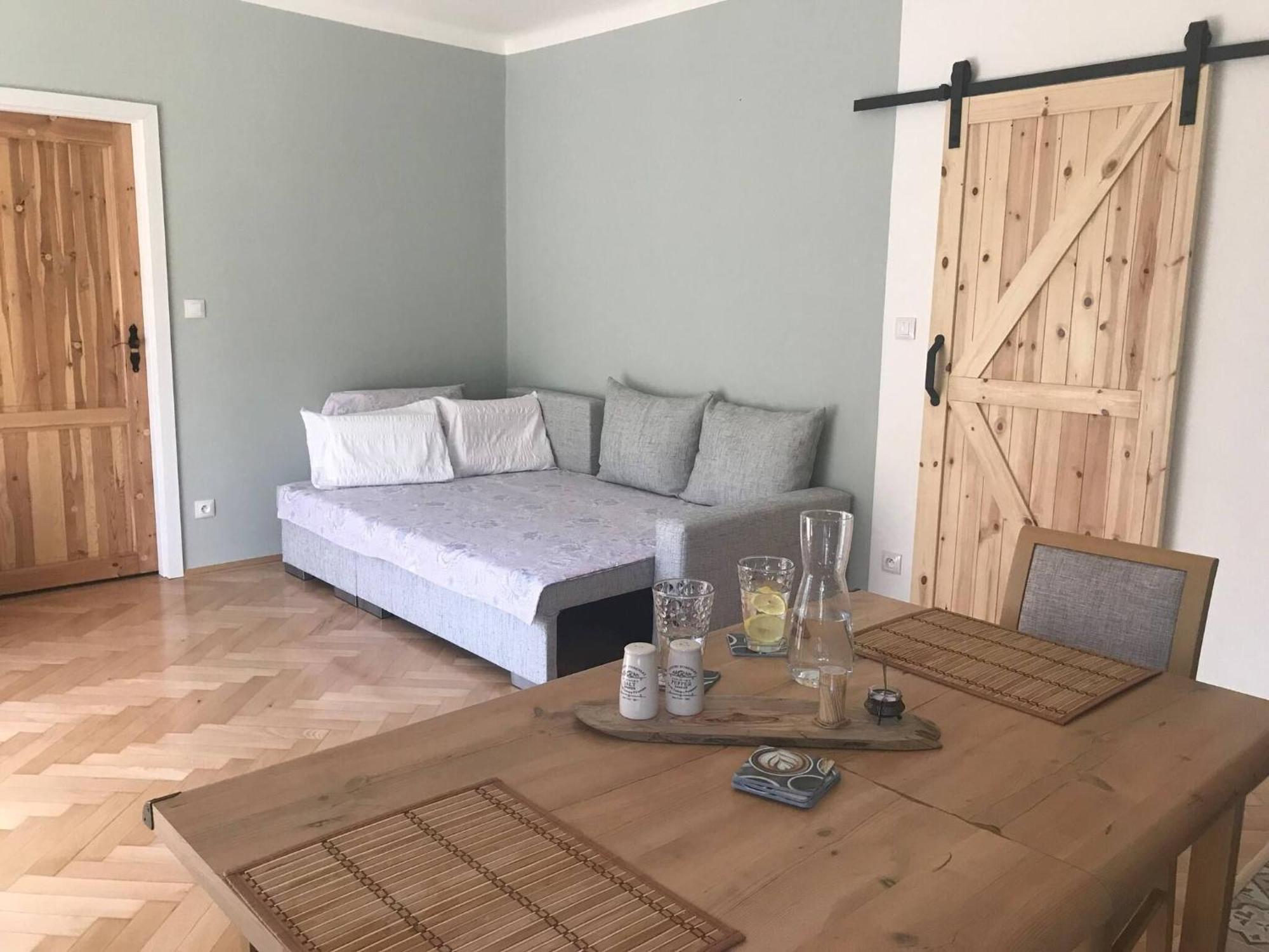Lovely And Freshly Renovated In 10 *